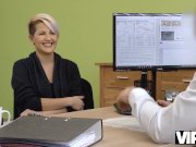 VIP4K. Busty Lussy verehrt Schwanz und Eier, um den nötigen Kredit zu bekom 6/16