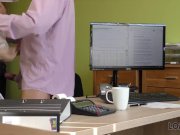 LOAN4K. Katy aux cheveux blonds espère obtenir un prêt mais l'agent veut du 13/16