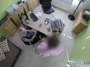 LOAN4K. Katy aux cheveux blonds espère obtenir un prêt mais l'agent veut du 4/16