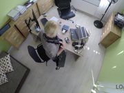 LOAN4K. Katy aux cheveux blonds espère obtenir un prêt mais l'agent veut du 5/16