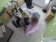 LOAN4K. Katy aux cheveux blonds espère obtenir un prêt mais l'agent veut du 6/16