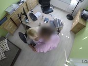 LOAN4K. Katy aux cheveux blonds espère obtenir un prêt mais l'agent veut du 7/16