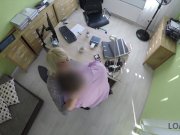 LOAN4K. Katy aux cheveux blonds espère obtenir un prêt mais l'agent veut du 8/16