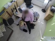 LOAN4K. Katy aux cheveux blonds espère obtenir un prêt mais l'agent veut du 9/16