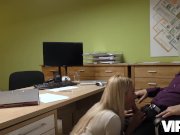 VIP4K. Das freche Baby Nathaly gibt ihre rasierte Muschi an den Leihagenten 10/16