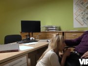 VIP4K. Das freche Baby Nathaly gibt ihre rasierte Muschi an den Leihagenten 11/16