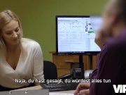 VIP4K. Das freche Baby Nathaly gibt ihre rasierte Muschi an den Leihagenten 3/16