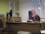 VIP4K. Das freche Baby Nathaly gibt ihre rasierte Muschi an den Leihagenten 8/16