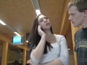 HUNT4K. Brunette suce et donne la chatte pour le forage pour de l'argent 1/16