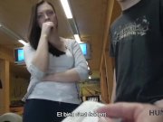 HUNT4K. Brunette suce et donne la chatte pour le forage pour de l'argent 3/16