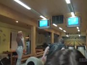 HUNT4K. Brunette suce et donne la chatte pour le forage pour de l'argent 5/16