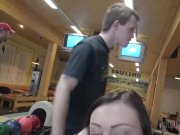 HUNT4K. Brunette suce et donne la chatte pour le forage pour de l'argent 7/16