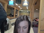 HUNT4K. Brunette suce et donne la chatte pour le forage pour de l'argent 9/16