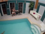 HUNT4K. Junge böse Schlampe saugt Schwanz und wird am Pool geknallt 1/16