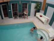 HUNT4K. Junge böse Schlampe saugt Schwanz und wird am Pool geknallt 3/16