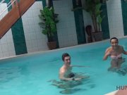 HUNT4K. Junge böse Schlampe saugt Schwanz und wird am Pool geknallt 4/16