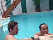 HUNT4K. Junge böse Schlampe saugt Schwanz und wird am Pool geknallt 6/16