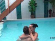 HUNT4K. Junge böse Schlampe saugt Schwanz und wird am Pool geknallt 7/16