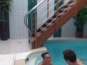 HUNT4K. Junge böse Schlampe saugt Schwanz und wird am Pool geknallt 8/16