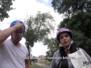 HUNT4K. Rollschuhfahrer beobachtet, wie sein Baby einen 3/16