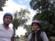 HUNT4K. Rollschuhfahrer beobachtet, wie sein Baby einen 4/16