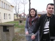 HUNT4K. La figa rasata viene penetrata duramente davanti al suo ragazzo 1/16