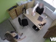 VIP4K. Troia scopa con un agente di prestito per riparare la macchina del m 1/16