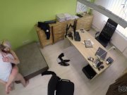 LOAN4K. Une femme séduisante a des relations sexuelles avec un agent 15/16