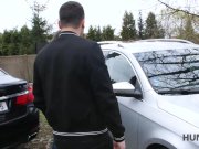 HUNT4K. La figa rasata viene penetrata duramente davanti al suo ragazzo 3/16