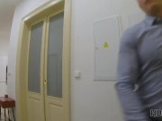 HUNT4K. Blond in Strümpfen und Hemd ist bereit für Sex, um Geschäft abzusch 1/16