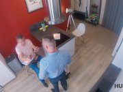 HUNT4K. Blond in Strümpfen und Hemd ist bereit für Sex, um Geschäft abzusch 13/16