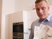 HUNT4K. Blond in Strümpfen und Hemd ist bereit für Sex, um Geschäft abzusch 14/16