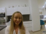 HUNT4K. Blond in Strümpfen und Hemd ist bereit für Sex, um Geschäft abzusch 7/16