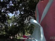 HUNT4K. Kluger Jäger findet einen Weg, junge Babe mit Bargeld zu verführen 1/16