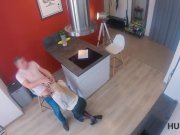 HUNT4K. Brillante agente de bienes raíces complace al cliente frente a un a 12/16