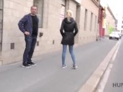 HUNT4K. Le vagin rasé d'une jolie blonde devrait être frappé très fort 1/16