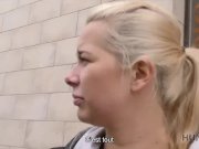 HUNT4K. Le vagin rasé d'une jolie blonde devrait être frappé très fort 3/16