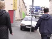 HUNT4K. Le vagin rasé d'une jolie blonde devrait être frappé très fort 4/16