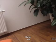 HUNT4K. Le vagin rasé d'une jolie blonde devrait être frappé très fort 8/16