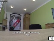 VIP4K. Chica sexy hace una mamada y se la clavan en la oficina de préstamos 1/16