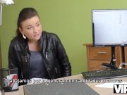 VIP4K. Chica sexy hace una mamada y se la clavan en la oficina de préstamos 2/16