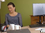 VIP4K. Chica sexy hace una mamada y se la clavan en la oficina de préstamos 3/16