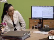 VIP4K. Hot brunette planifie une tournée de concerts mais a besoin d'un éno 4/16