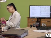 VIP4K. Hot brunette planifie une tournée de concerts mais a besoin d'un éno 6/16