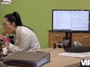 VIP4K. Hot brunette planifie une tournée de concerts mais a besoin d'un éno 7/16