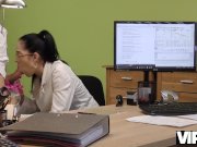 VIP4K. Hot brunette planifie une tournée de concerts mais a besoin d'un éno 8/16