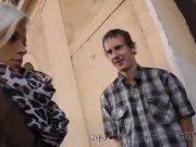 HUNT4K. Magnificent Babe genießt Oralsex und Pussy ficken für Geld 1/16