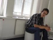 HUNT4K. Magnificent Babe genießt Oralsex und Pussy ficken für Geld 12/16