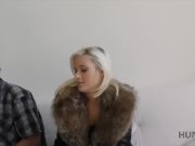 HUNT4K. Una magnifica ragazza gode del sesso orale e della figa per soldi 6/16