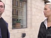 HUNT4K. Hunter fängt den richtigen Moment ein, um Teen Blonde zu verführen 1/16